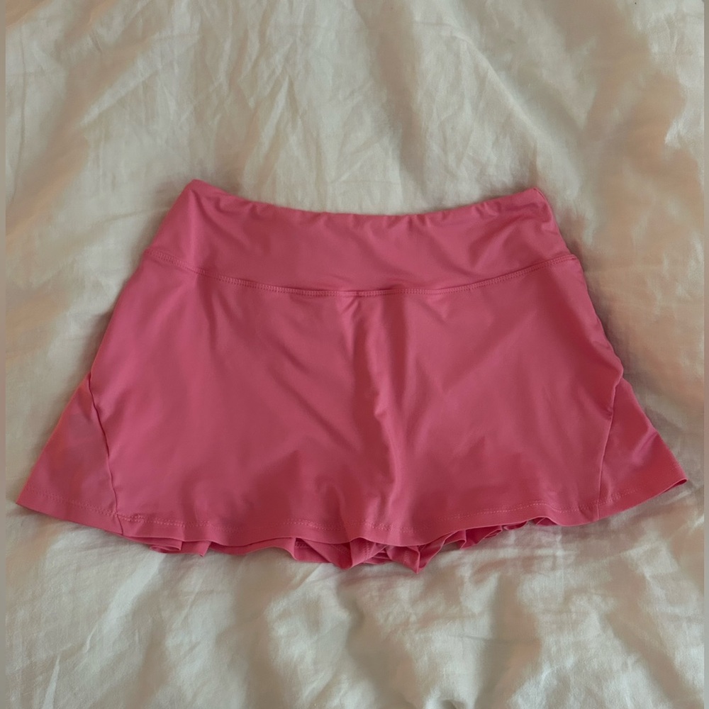 Pink mini skirt with pleats in the back